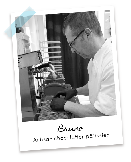 Bruno façonnant des chocolats dans l’atelier Histoire 2 goûts