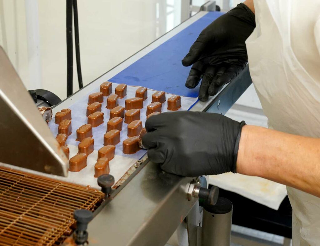 Étape de fabrication artisanale dans un atelier de chocolat